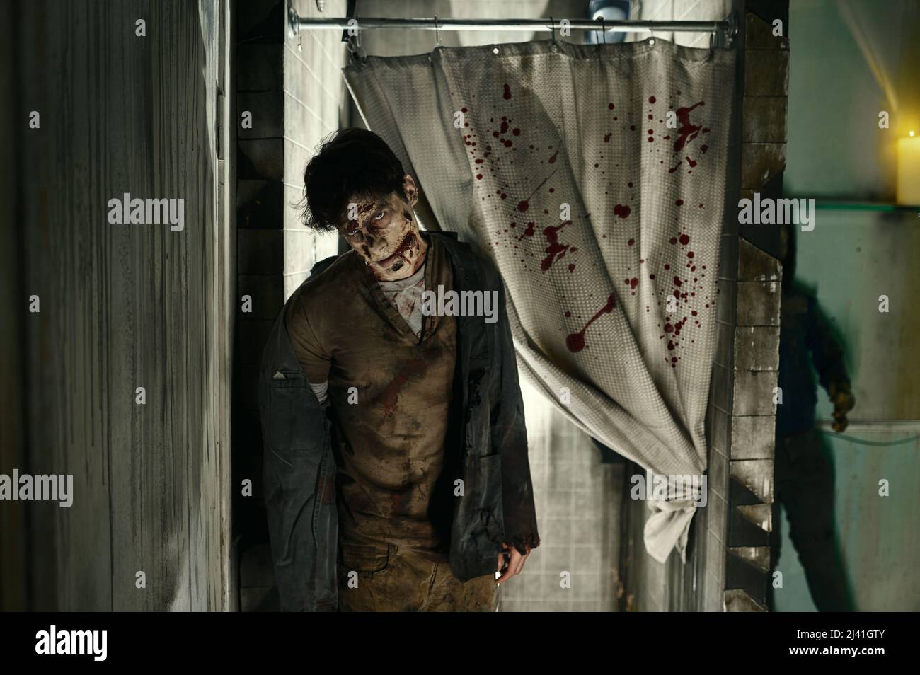 Primer plano zombie asesino con cara sangrienta y espeluznante Foto de stock