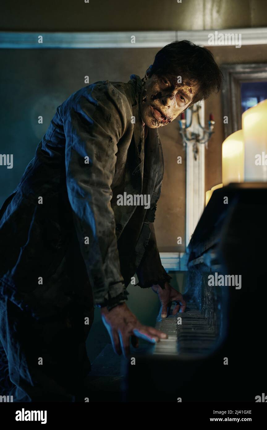 Hombre zombie tocando piano en la noche de Halloween Foto de stock