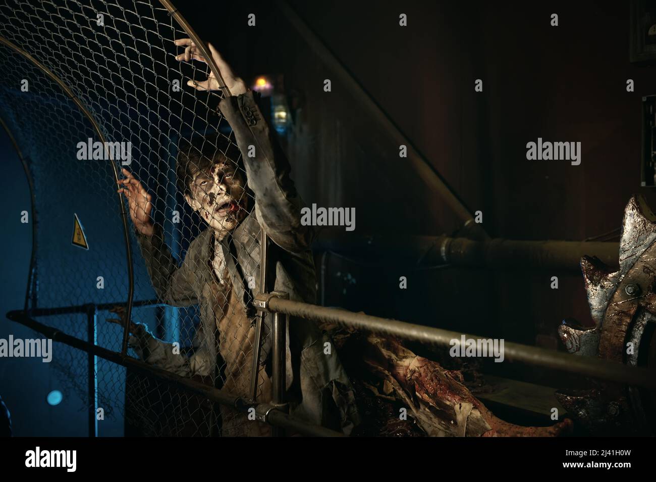 Hombre feo con zombie grasepaint en la cara Foto de stock