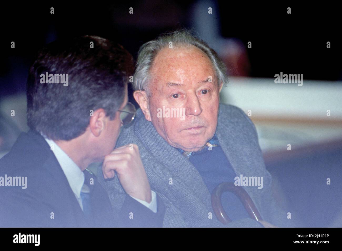 Erich Mielke, ehemaliger DDR Ministro für Staatssicherheit, mit seinem Anwalt Graubner beim seinem Prozess im März 1993 vor dem Landgericht Berlin, Deutschland 1993. Foto de stock