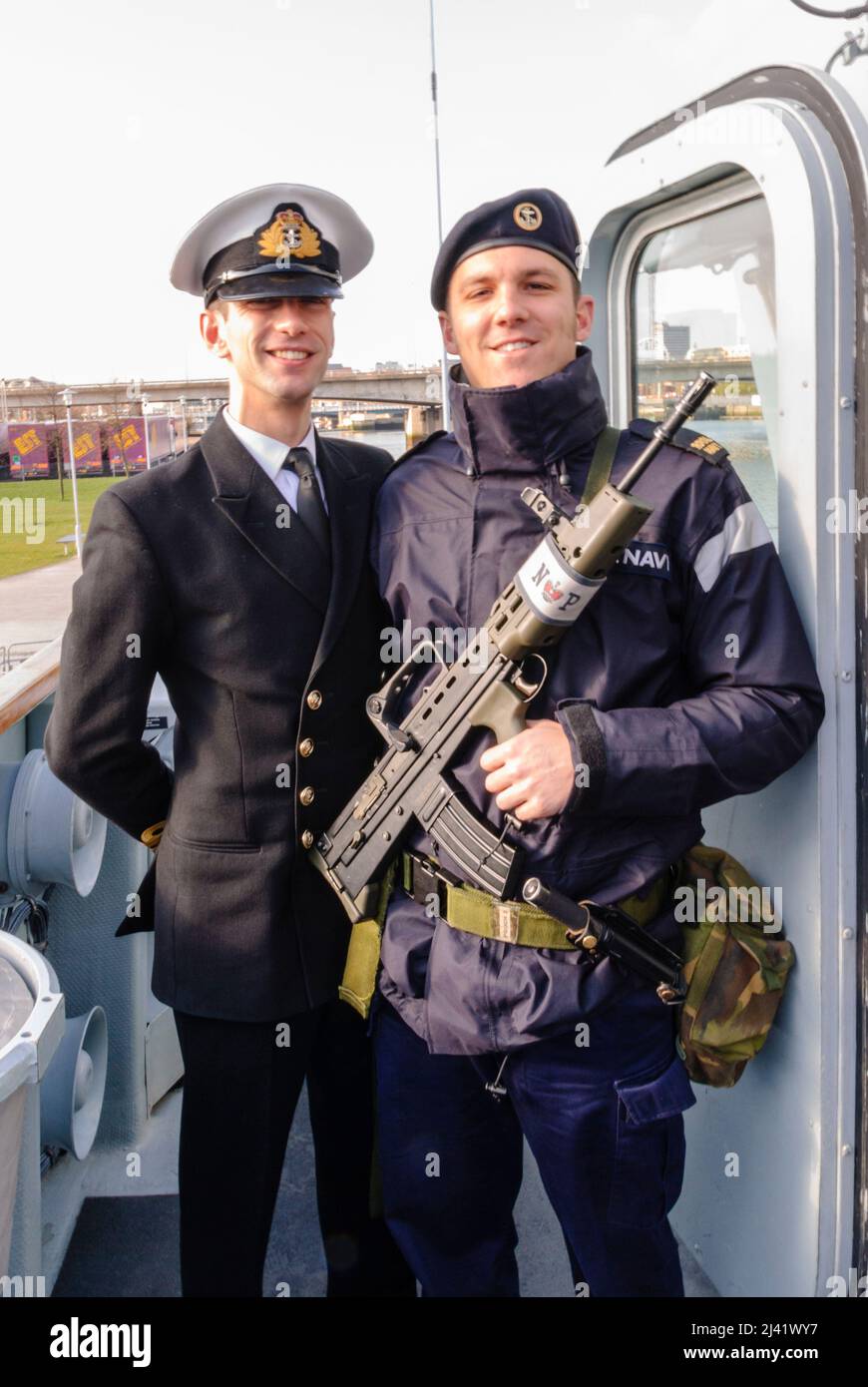 Belfast, Irlanda del Norte. 13th de abril de 2008. Capitán y marina de HMS Bangor. Foto de stock