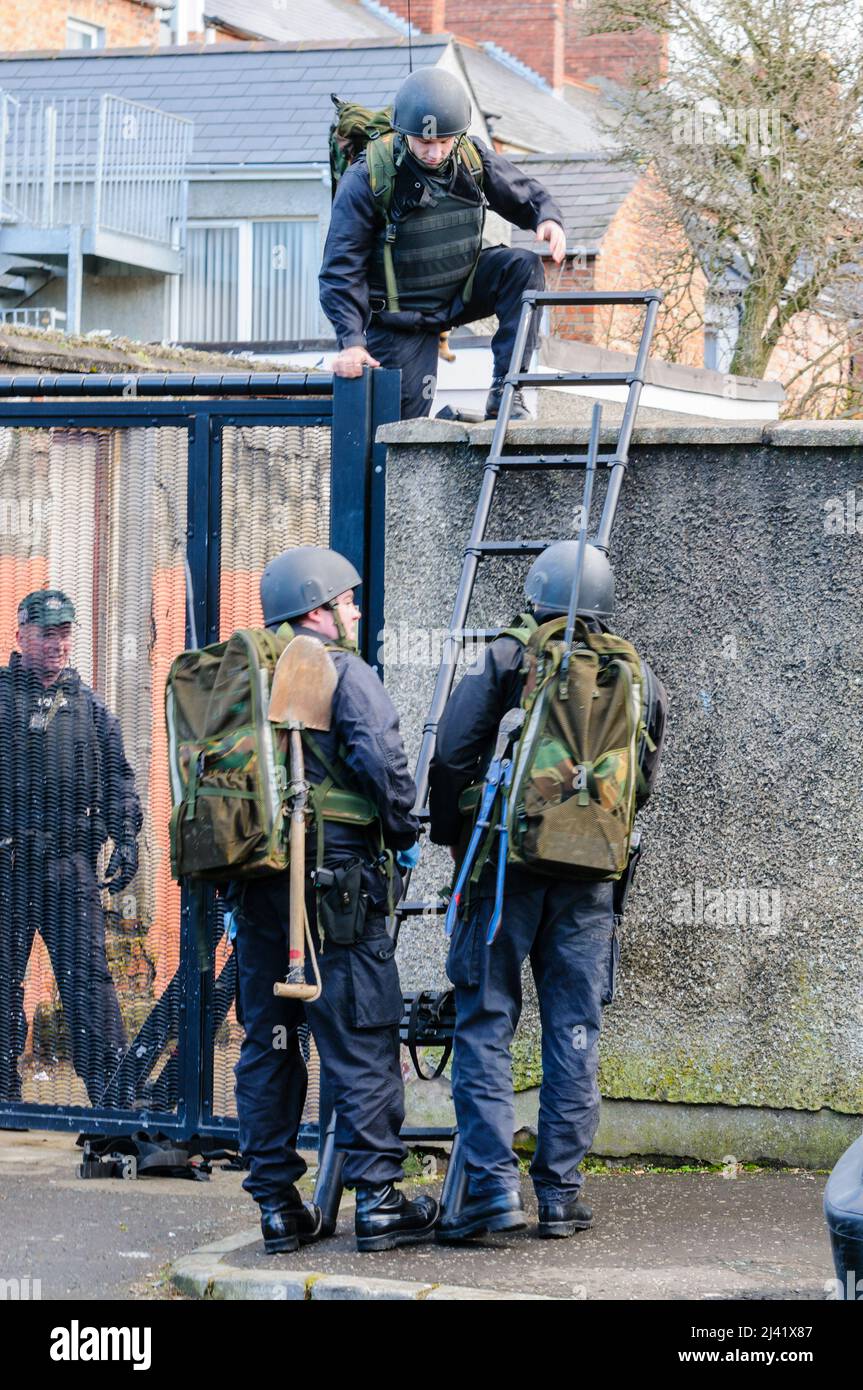 Belfast, Irlanda del Norte. 26th de enero de 2011. El ejército busca en la parte trasera de las casas mientras se descubre una gran bomba improvisada en Belfast Foto de stock