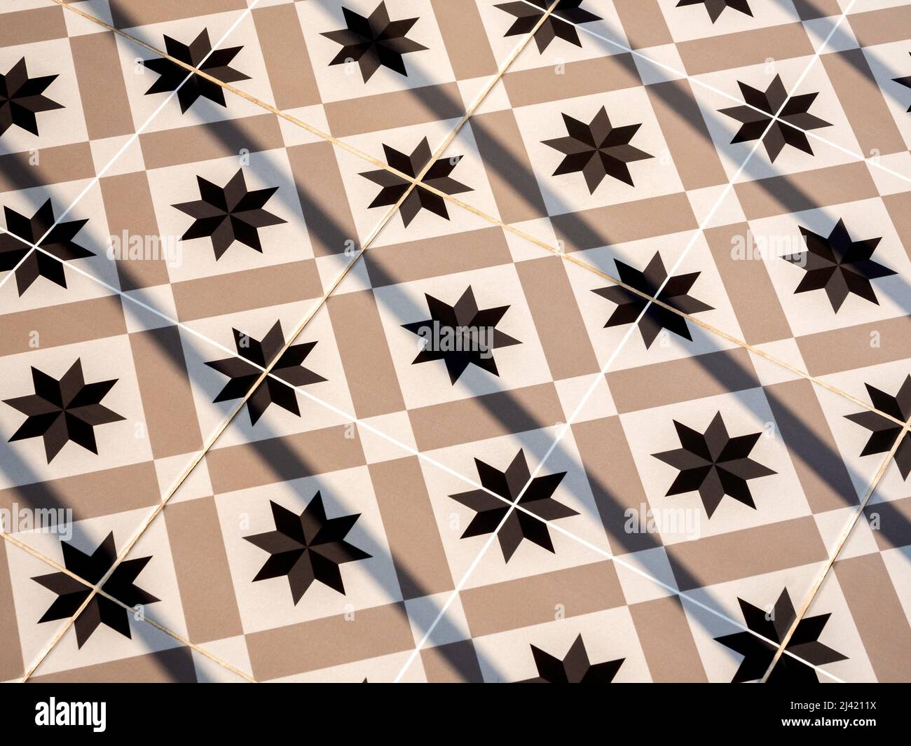 Diseño de suelo de baldosas vintage con colores negro, blanco y beige.  Fondo de mosaico cerámico con patrón geométrico con luz y sombra Fotografía  de stock - Alamy