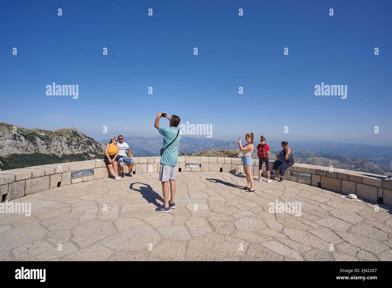 CETINJE, MONTENEGRO - 23 DE JULIO de 2021: Los turistas toman fotos en las montañas del Parque Nacional Lovcen Foto de stock