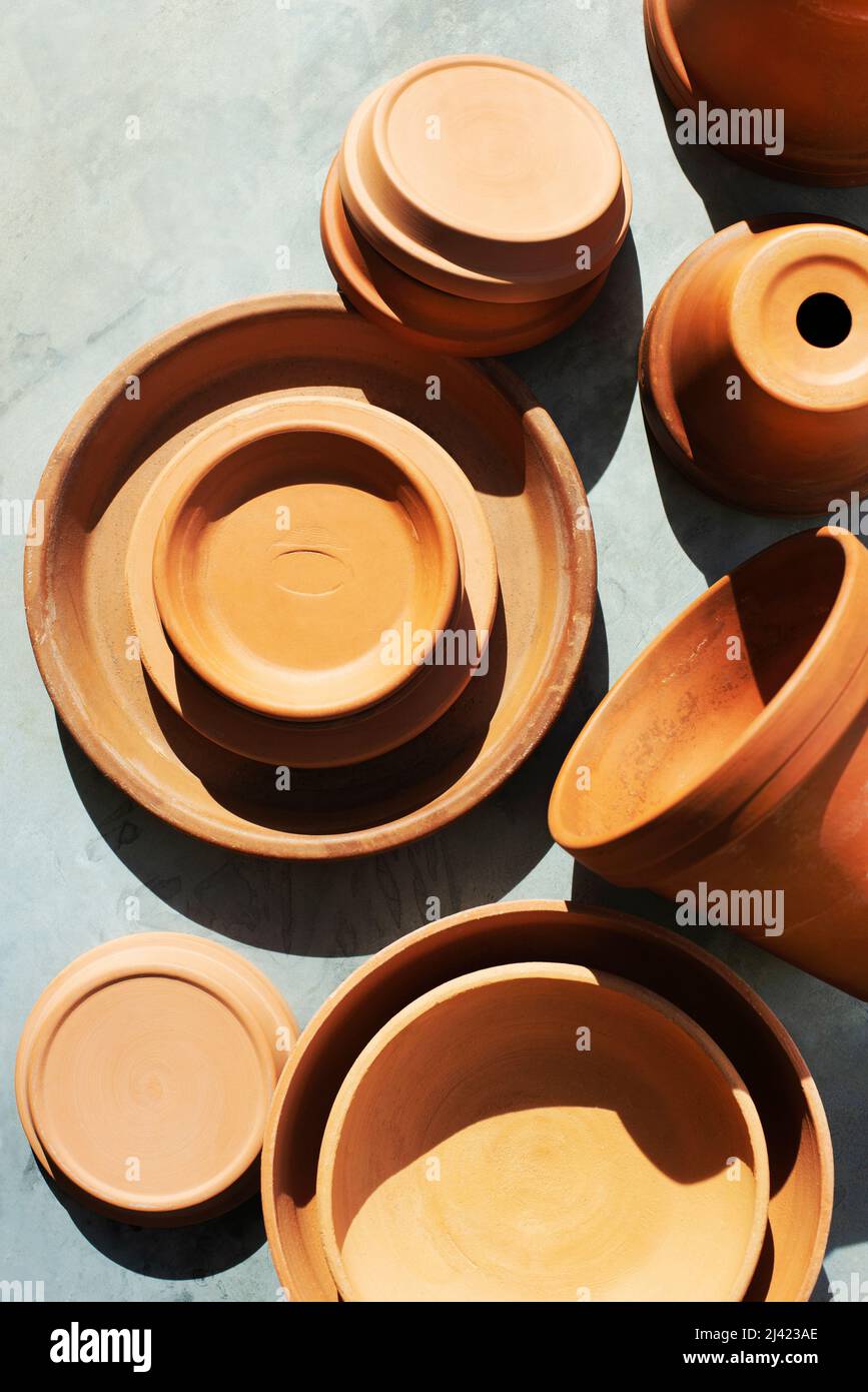 Colección de ollas y platos de terracota Foto de stock