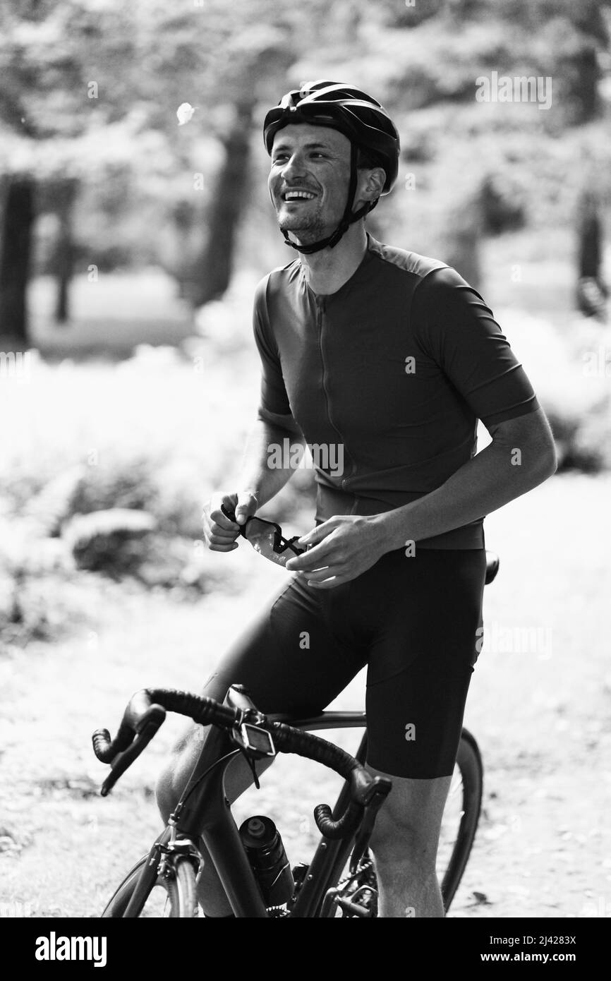 dibujo continuo de una línea hombre con casco y ropa deportiva en bicicleta.  un ciclista solitario