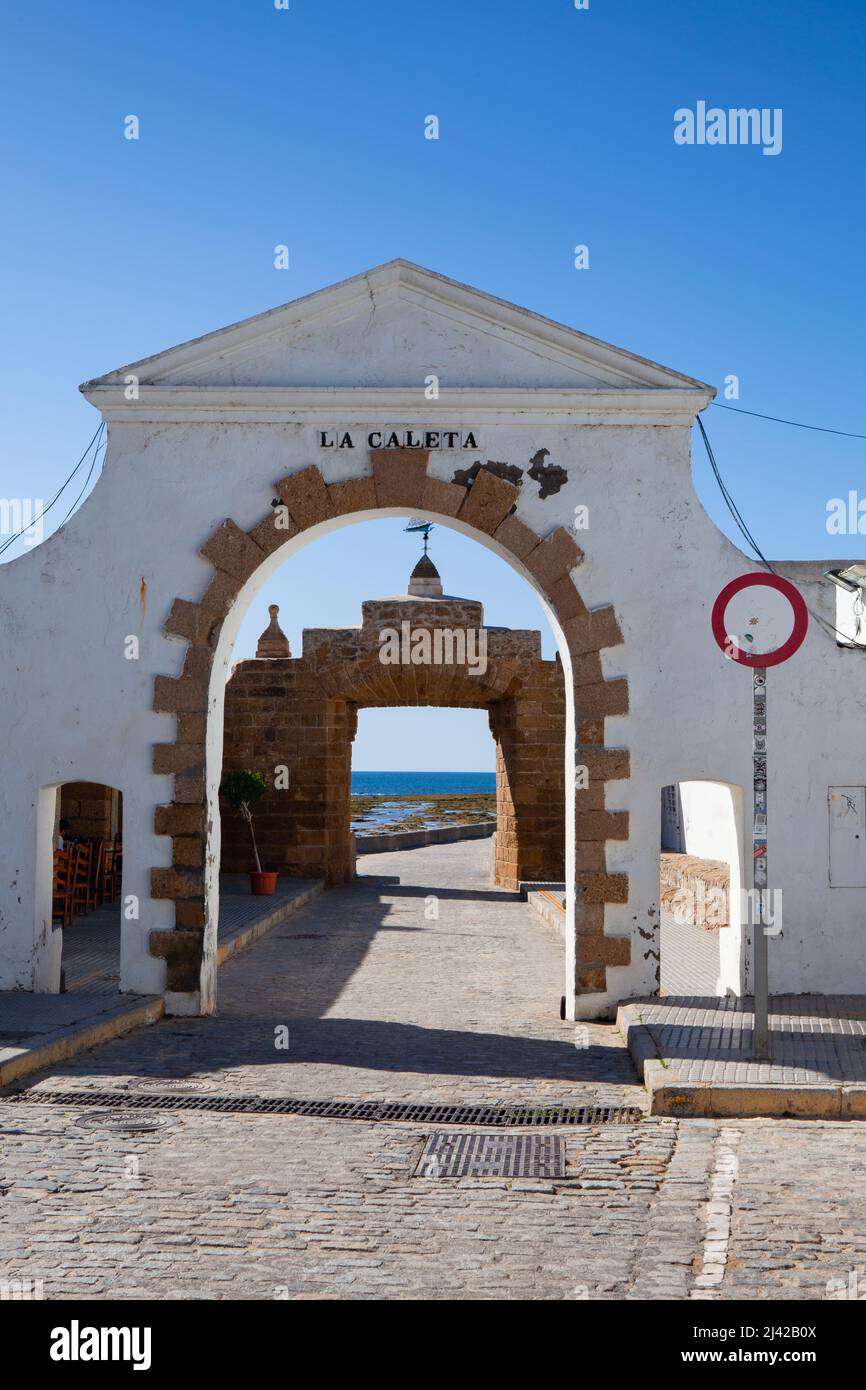 Puerta principal a la playa de La Caleta y al castillo de Santa Catalina,  Cádiz, Andalucía. El Castillo de Santa Catalina es un castillo situado en  Cádiz, España. Eso Fotografía de stock -