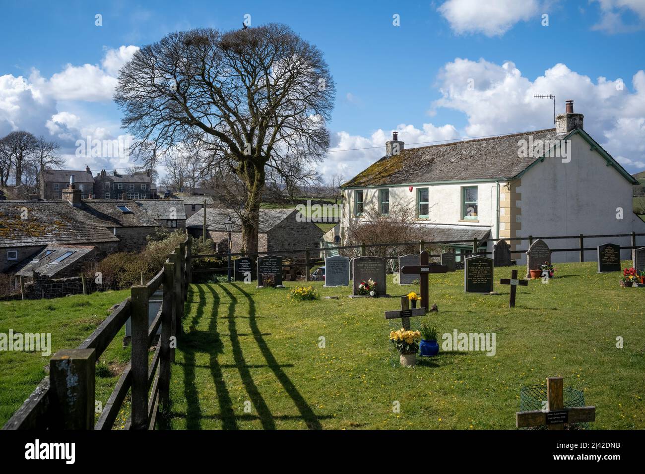 'En reposo' en un entorno bucólico, el cementerio de All Saints, Orton, Cumbria, Reino Unido Foto de stock