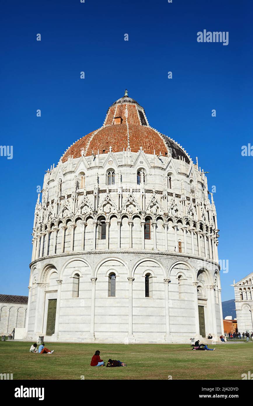 PISA, ITALIA - 15 DE OCTUBRE de 2021: Vista a la Catedral de Pisa de la Asunción de la Santísima Virgen María - Catedral de Pisa y la torre inclinada de Pisa Foto de stock