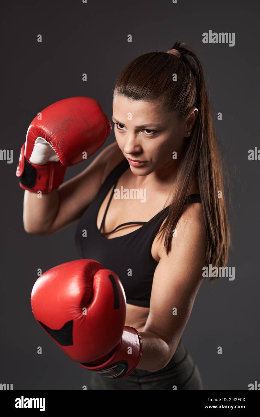 Boxeador mujer en guantes rojos, golpeando con corte superior - Alamy