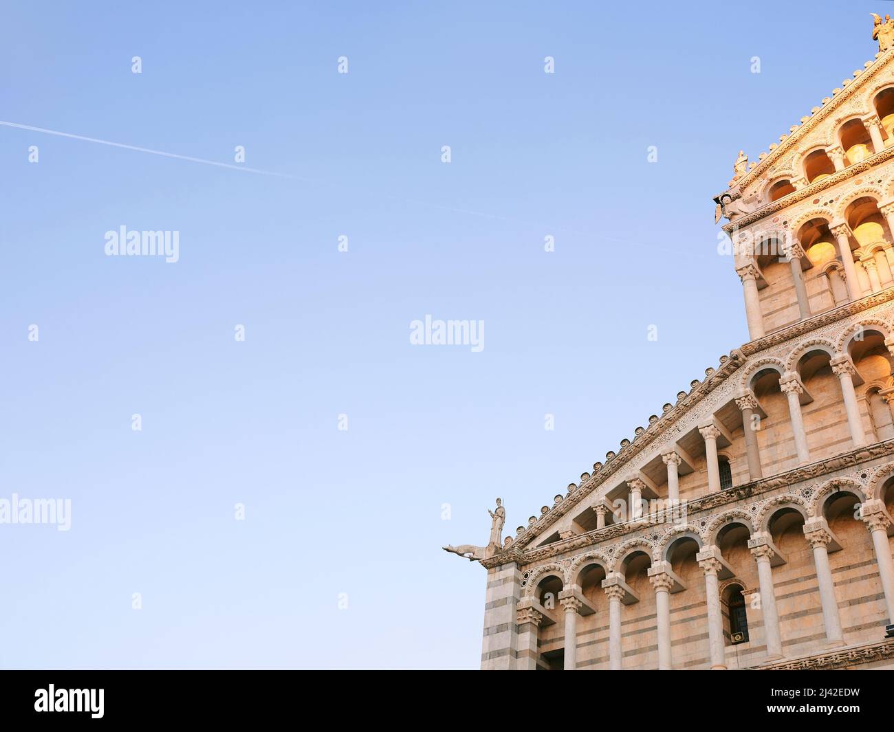 PISA, ITALIA - 15 DE OCTUBRE de 2021: Vista a la Catedral de Pisa de la Asunción de la Santísima Virgen María - Catedral de Pisa y la torre inclinada de Pisa Foto de stock