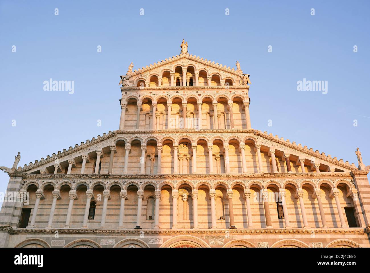 PISA, ITALIA - 15 DE OCTUBRE de 2021: Vista a la Catedral de Pisa de la Asunción de la Santísima Virgen María - Catedral de Pisa y la torre inclinada de Pisa Foto de stock