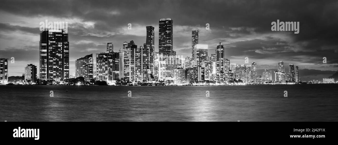 Vista panorámica nocturna del horizonte de Miami en blanco y negro, Florida, Estados Unidos de América Foto de stock