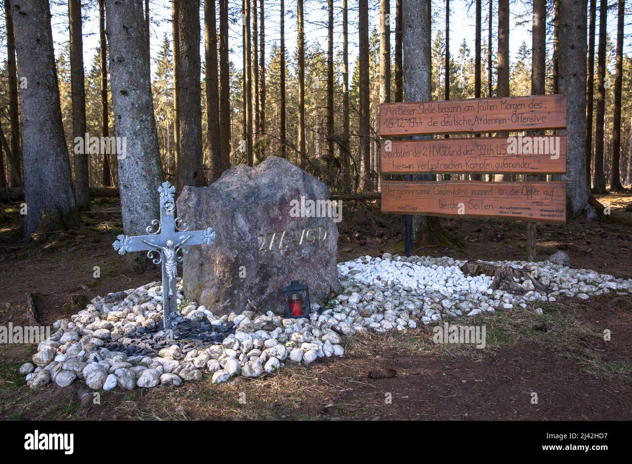 Piedra conmemorativa y placa de la Batalla de las Ardenas en un bosque cerca de Hellenthal-Hollerath, región de Eifel, Renania del Norte-Westfalia, Alemania. En este poi Foto de stock