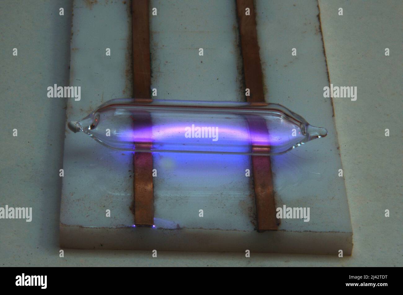 Muestra del elemento N° 9: Flúor en un tubo geissler excitado con alta tensión para que emita luz. Foto de stock