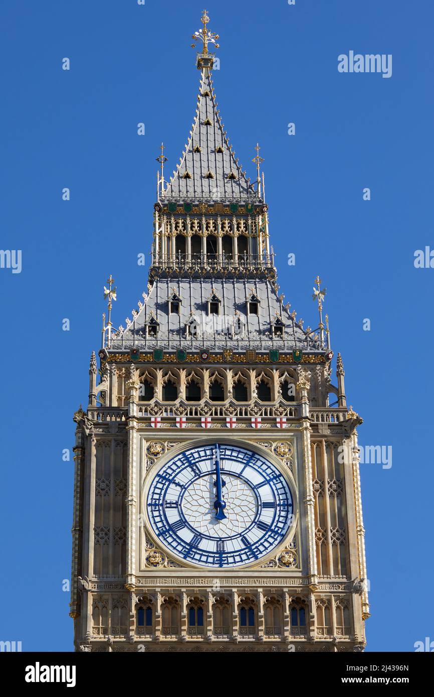 Londres, Reino Unido - 19 Mar 2022: La cara del reloj orientada al norte de la Torre Elizabeth en el Palacio de Westminster se reveló después de la finalización de una restauración de cinco años del famoso monumento. Foto de stock
