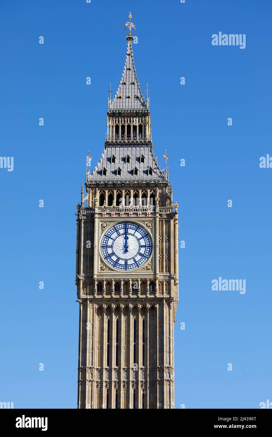 Londres, Reino Unido - 19 Mar 2022: La cara del reloj orientada al norte de la Torre Elizabeth en el Palacio de Westminster se reveló después de la finalización de una restauración de cinco años del famoso monumento. Foto de stock