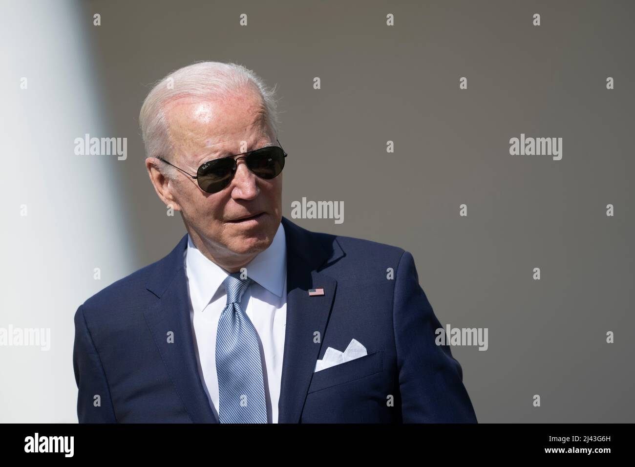 El presidente de los Estados Unidos, Joe Biden, escucha durante un evento anunciando nuevas acciones de su Administración para combatir el crimen de armas, en la Casa Blanca en Washington, DC, el 11 de abril de 2022. Crédito: Chris Kleponis/Pool vía CNP /MediaPunch Foto de stock