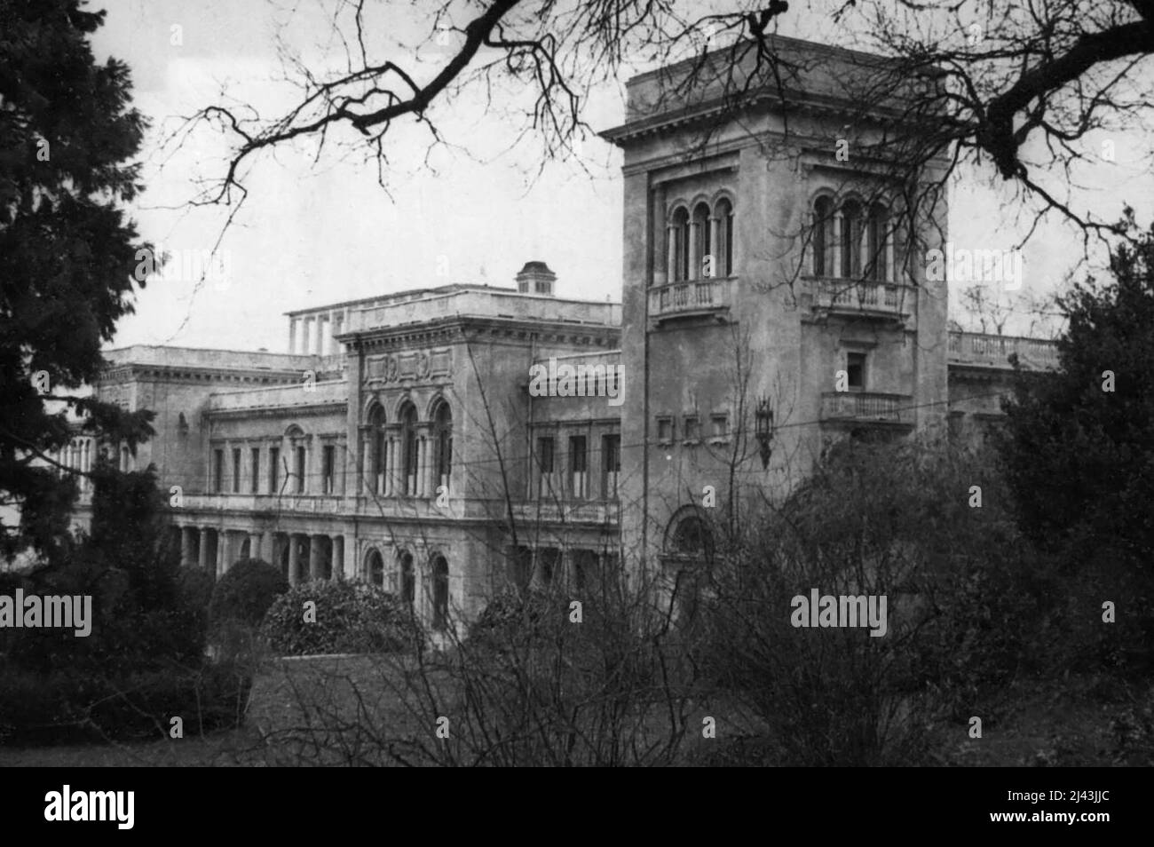 La conferencia de los tres grandes, 1945 de febrero. Vista del Palacio Livadia, Yalta, Crimea, donde tuvo lugar la Conferencia de las Tres Potencias. 13 de febrero de 1945. (Foto de la fotografía oficial británica). Foto de stock