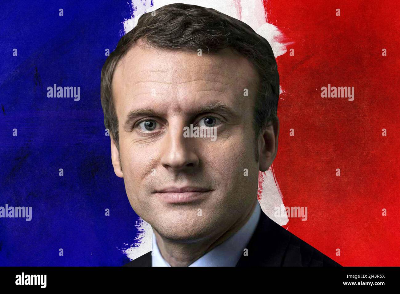 Emmanuel Macron con la bandera francesa Foto de stock