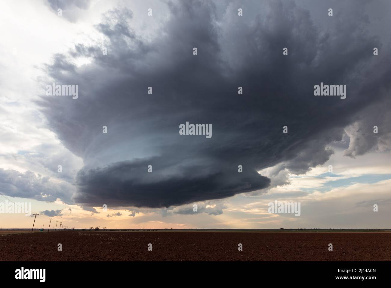 Una tormenta de supercélulas sobre un campo durante un evento meteorológico severo cerca de Amherst, , Estados Unidos Foto de stock