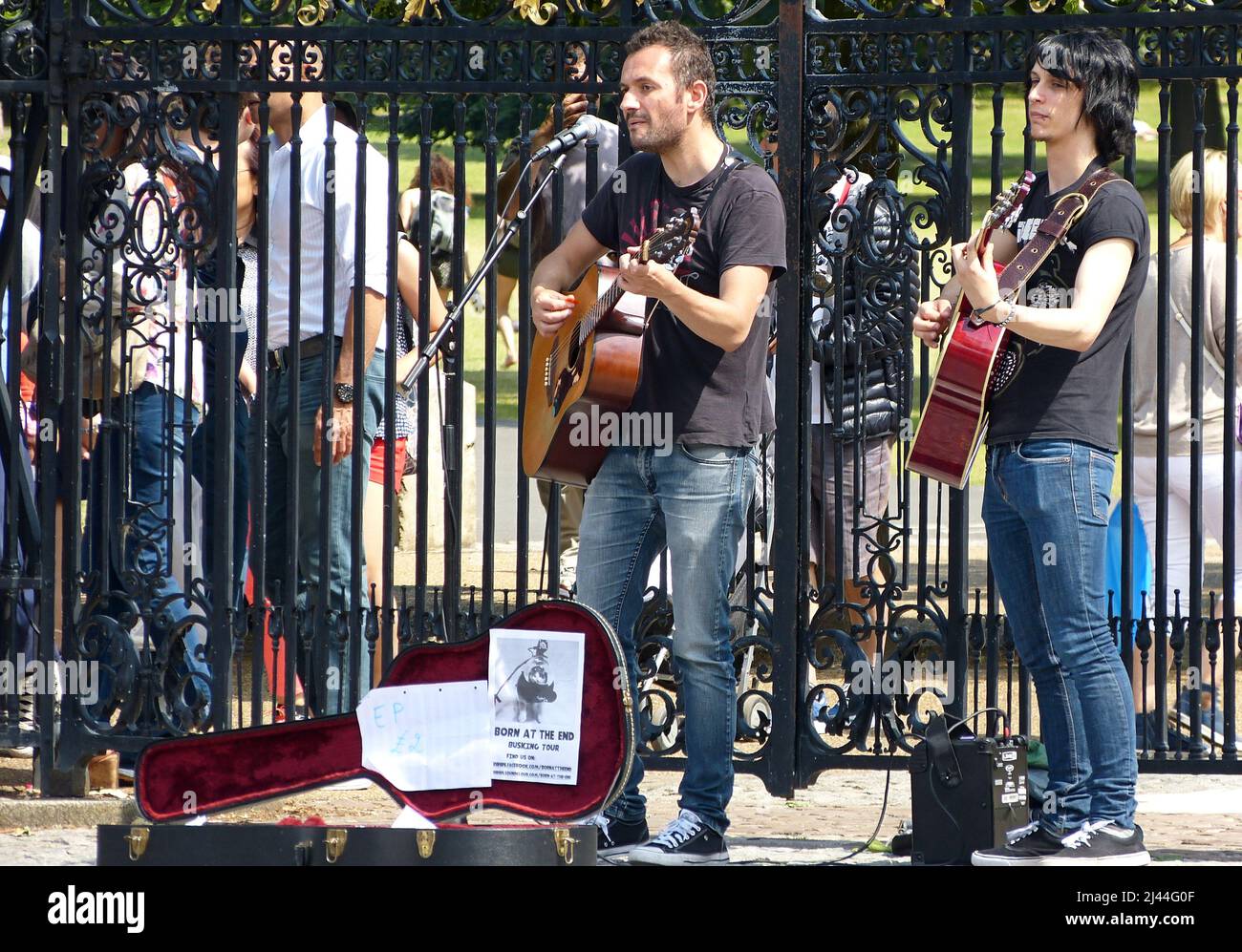Jóvenes artistas callejeros tocando música acústica con guitarras en el  distrito histórico del centro de Greenwich Fotografía de stock - Alamy