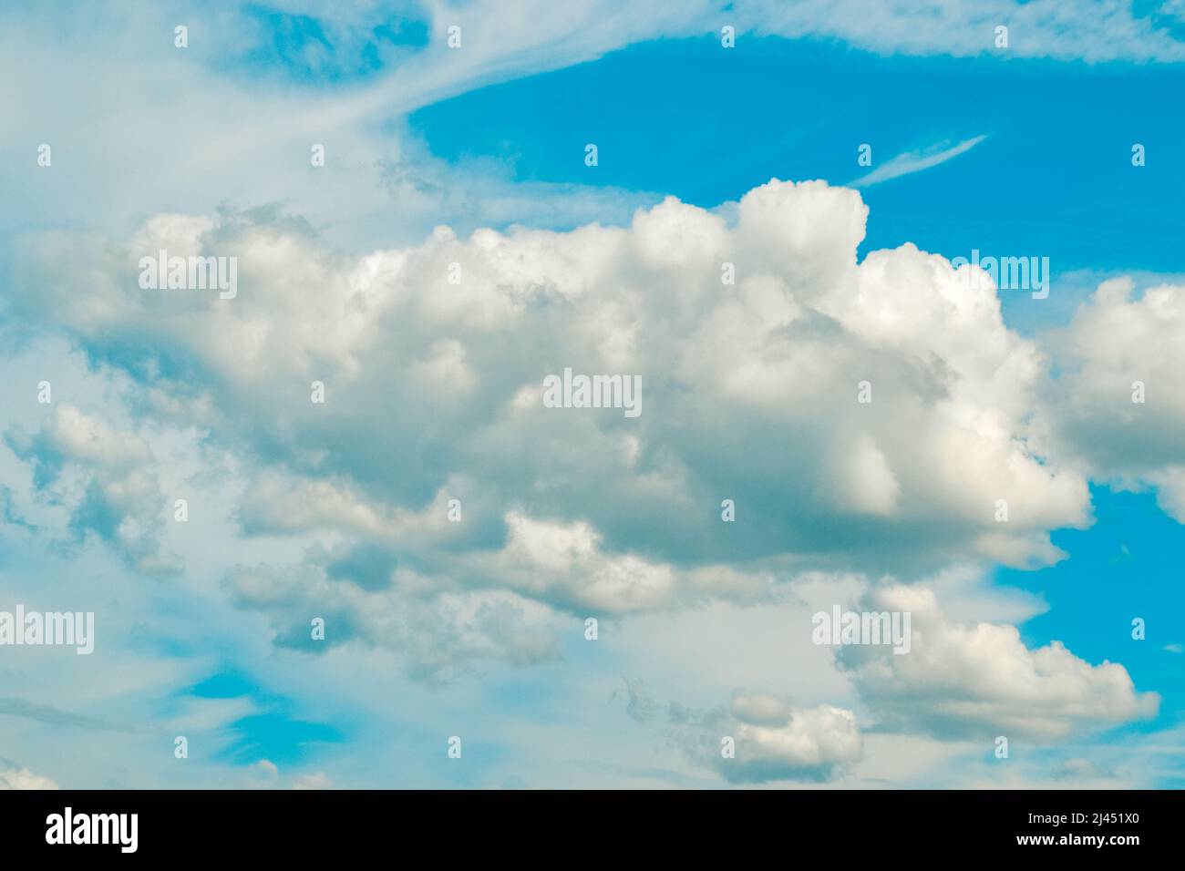 Fondo de cielo azul con nubes. Foto de stock