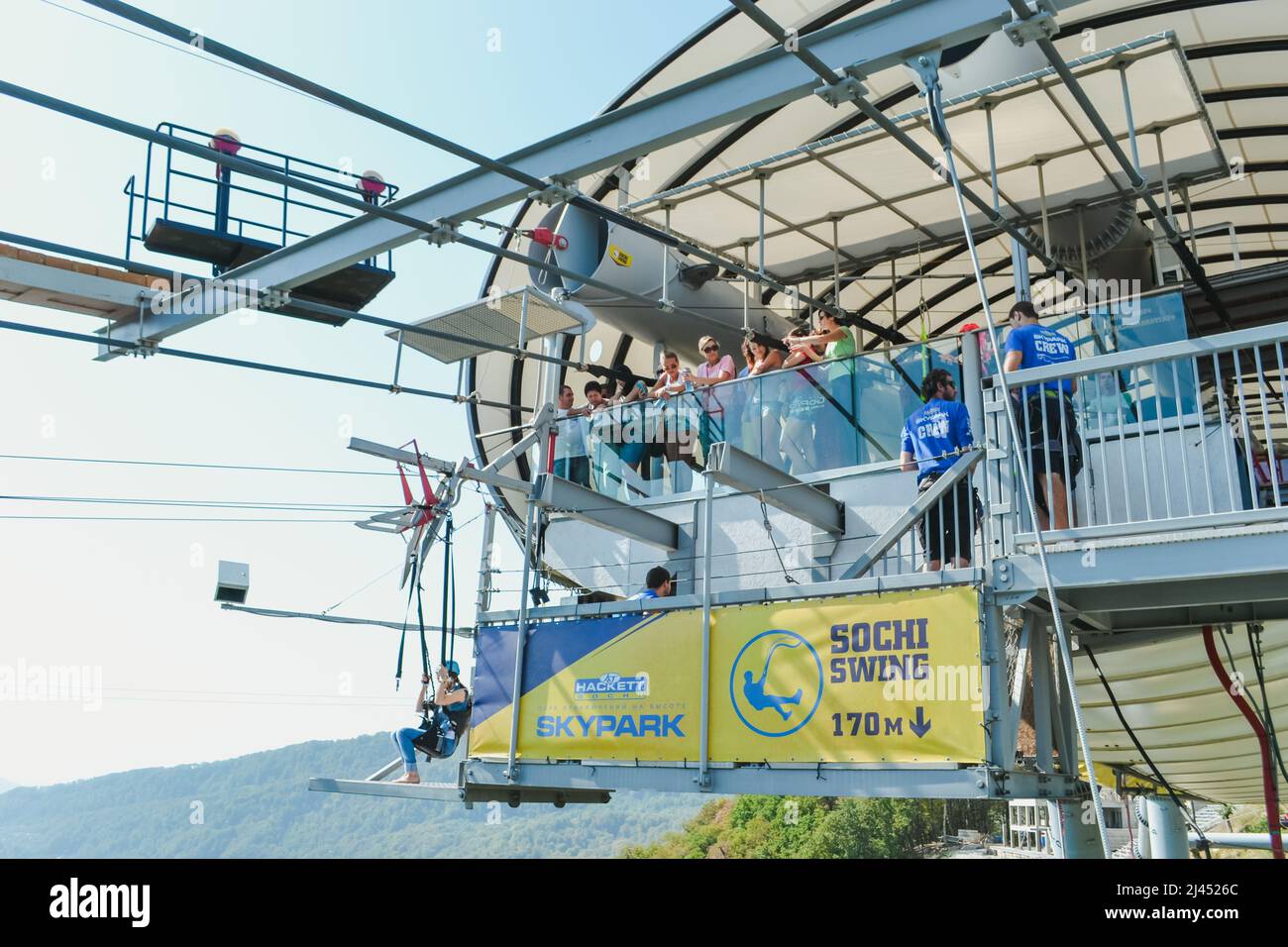 SOCHI, RUSIA, 15 DE SEPTIEMBRE de 2016: Punto de inicio de la torre SKYPARK Mega Troll. Libre caída deslizando a la gente turistas para la diversión. Vacaciones de turismo en Sochi Foto de stock