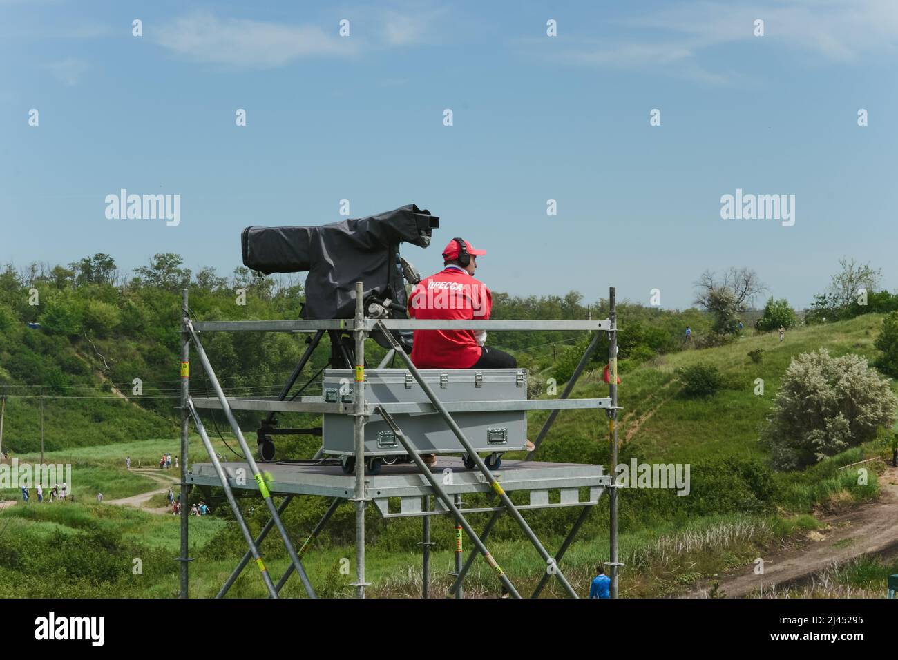 periodista deportivo hace un informe en una torre de filmación. Foto de stock