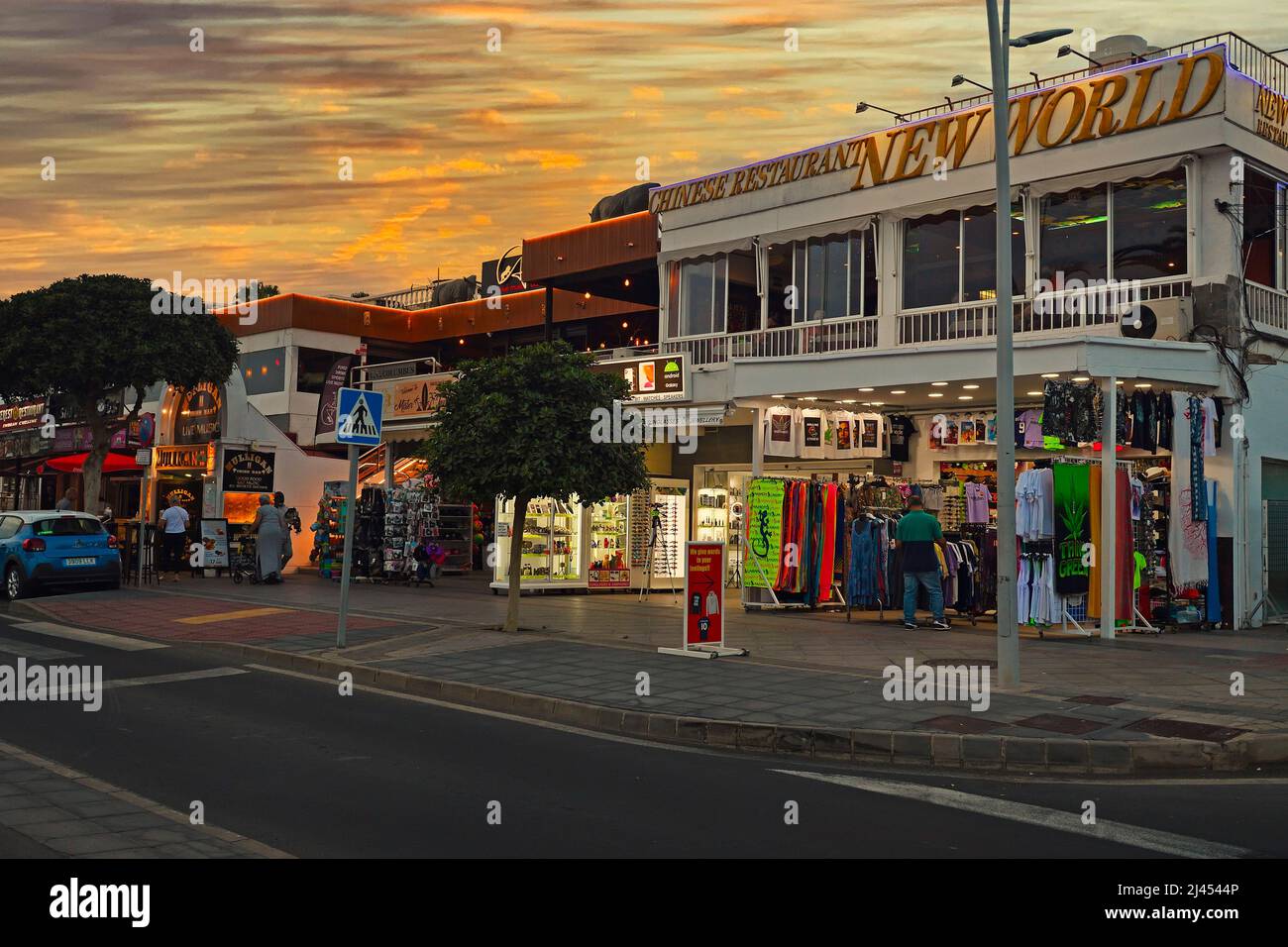 Geschäfte und Restaurants am Abend an der Strandpromenade, Avenida de las  Playas, Puerto del Carmen, Lanzarote, Kanarische Inseln, español Fotografía  de stock - Alamy