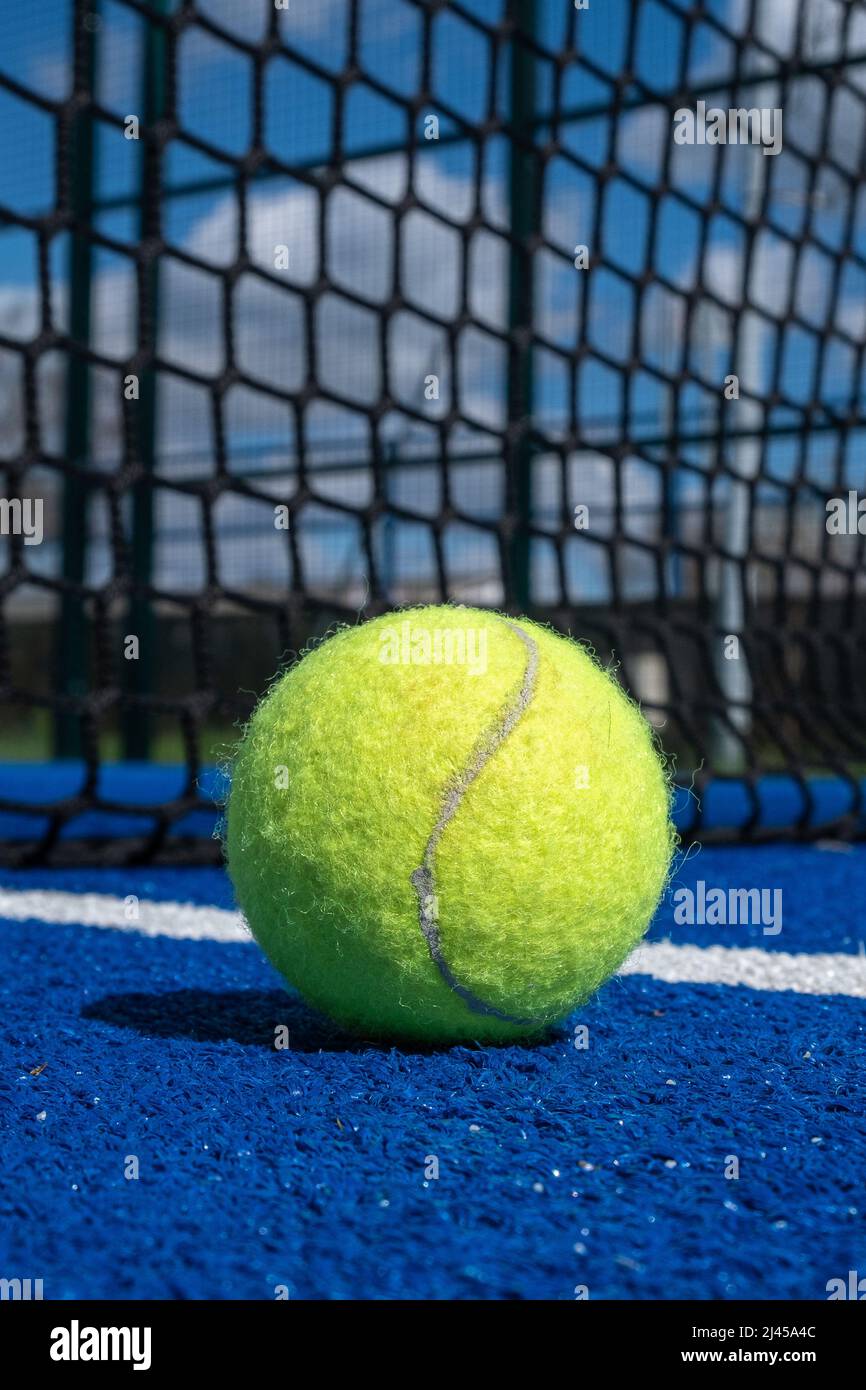 https://c8.alamy.com/compes/2j45a4c/enfoque-selectivo-padel-pelotas-de-tenis-en-una-pista-de-paddle-azul-cerca-de-la-red-2j45a4c.jpg