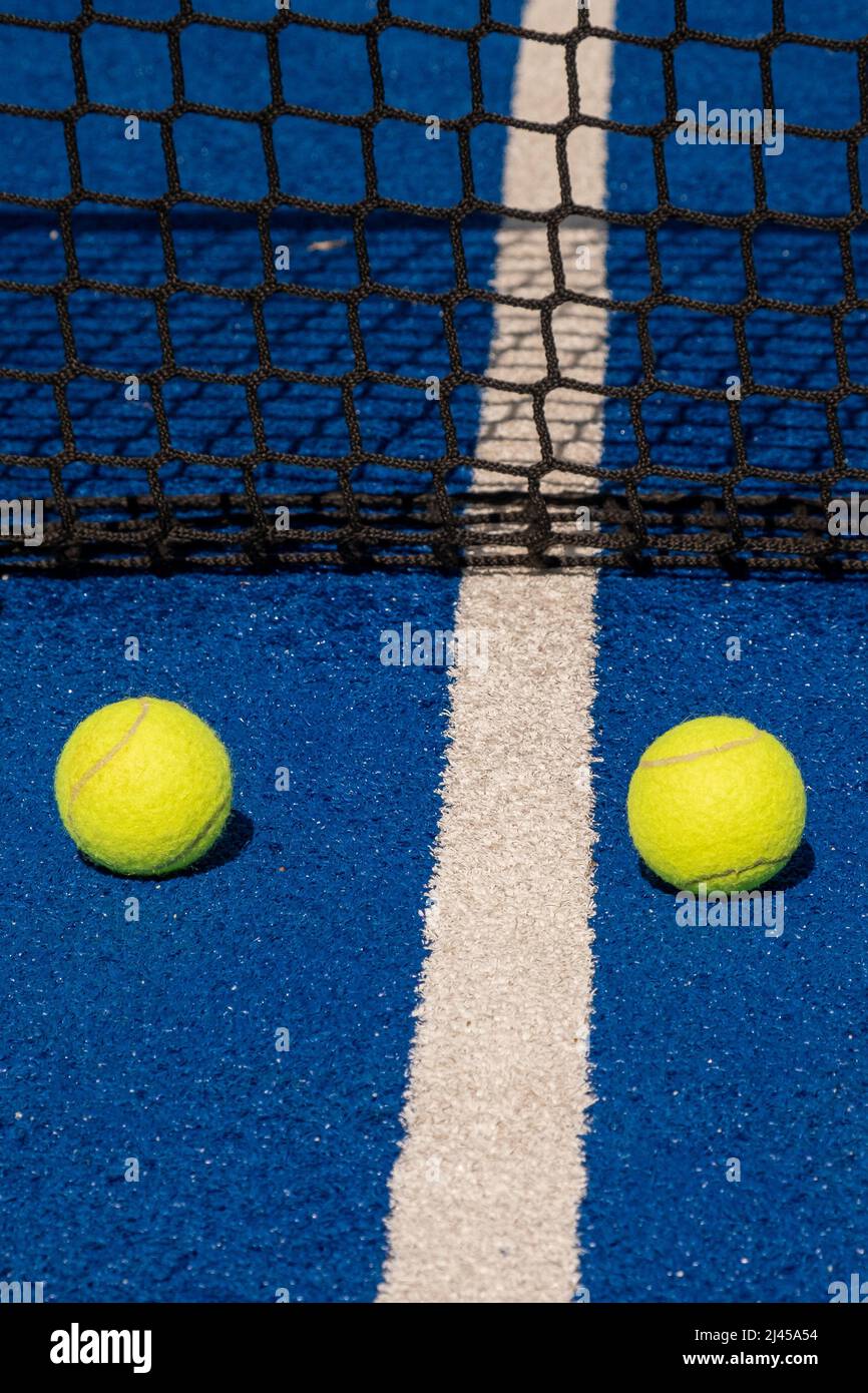 enfoque selectivo, pádel pelotas de tenis en una pista de paddle azul cerca  de la red Fotografía de stock - Alamy