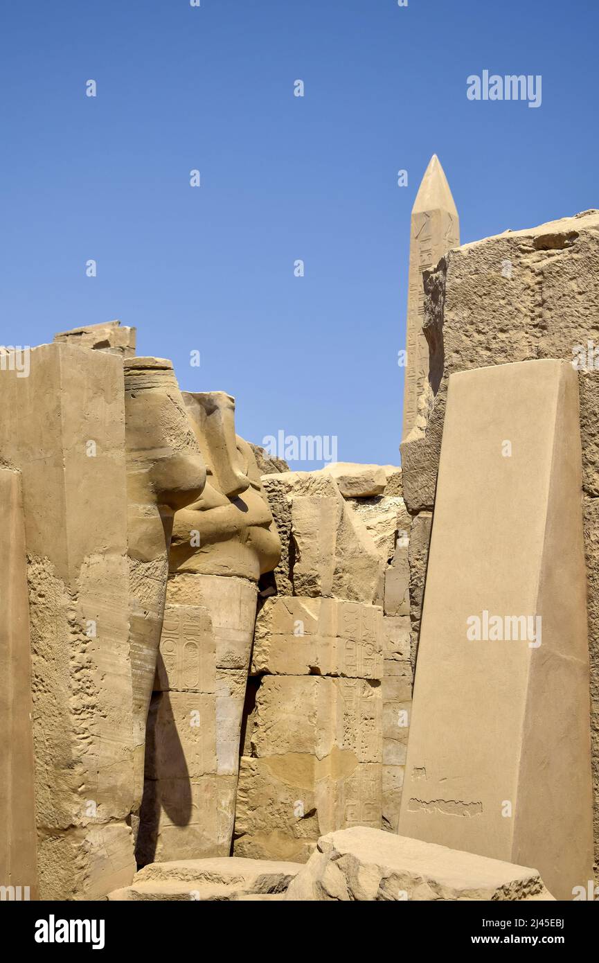 Ruinas del complejo del Templo Karnak con estatuas, pilones, esculturas y columnas talladas con jeroglíficos y símbolos egipcios antiguos (Tebas antiguas). Foto de stock