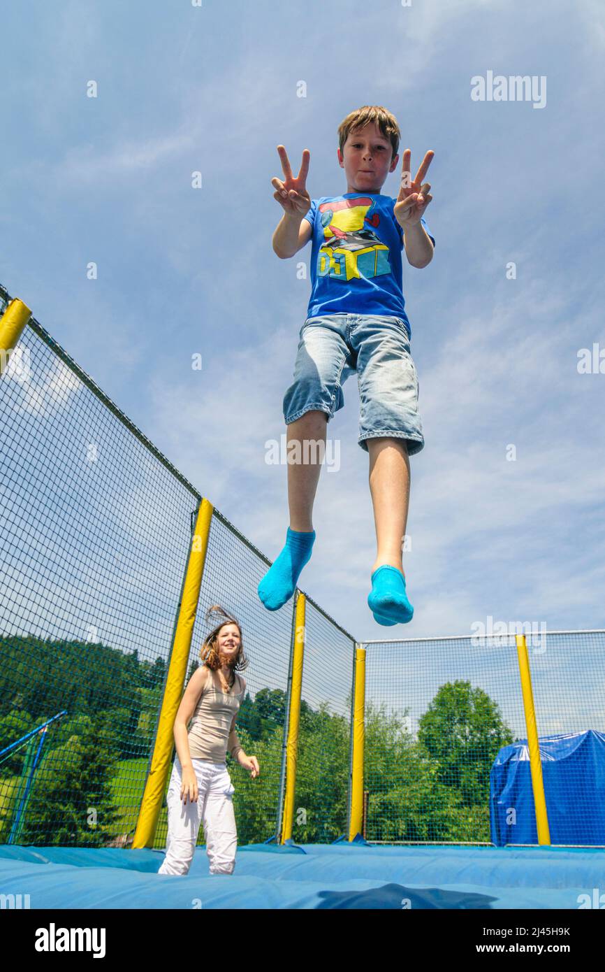 Diversión en el trampolín - entrena agilidad, habilidades de coordinación, sensación de calvicie y mucho más ... Foto de stock