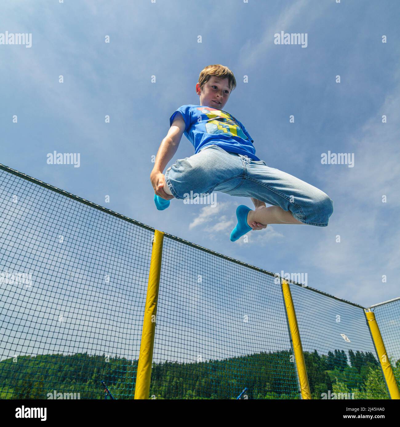 Diversión en el trampolín - entrena agilidad, habilidades de coordinación, sensación de calvicie y mucho más ... Foto de stock