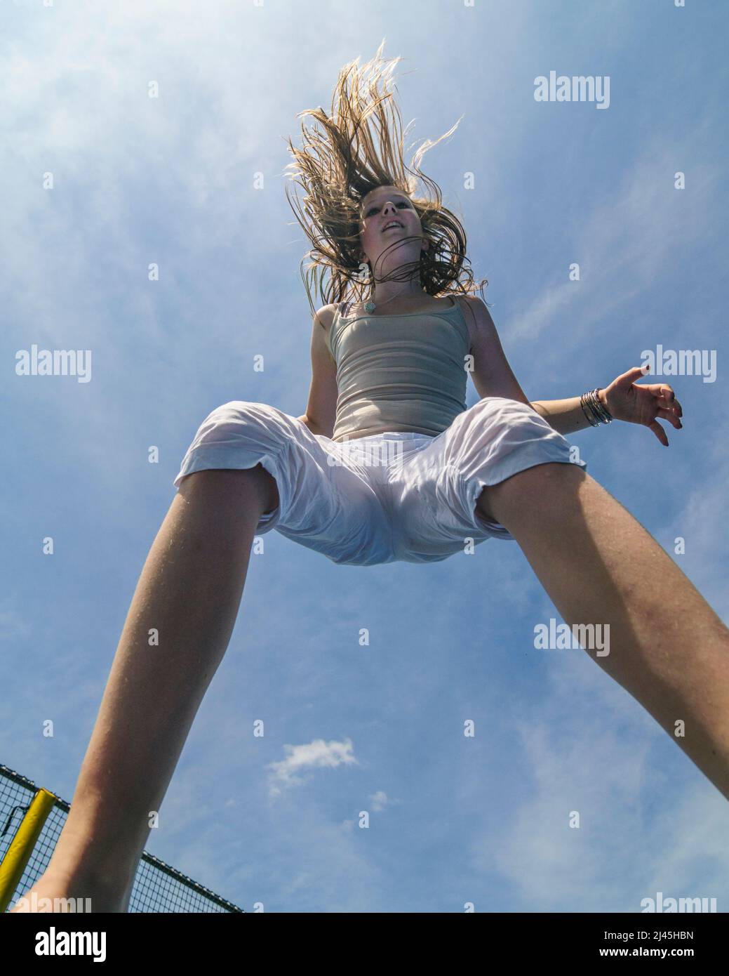 Diversión en el trampolín - entrena agilidad, habilidades de coordinación, sensación de calvicie y mucho más ... Foto de stock