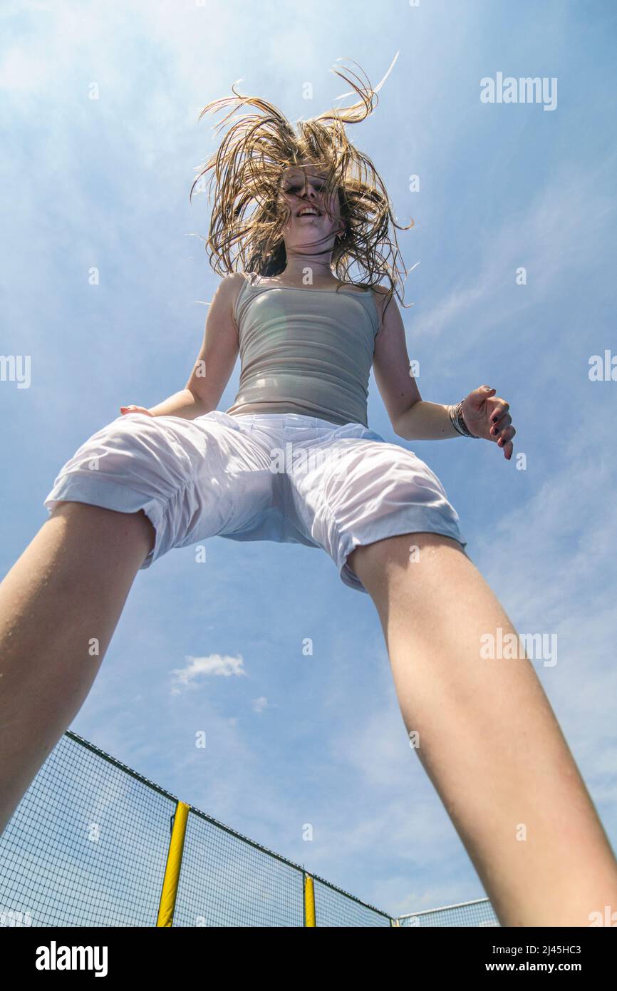 Diversión en el trampolín - entrena agilidad, habilidades de coordinación, sensación de calvicie y mucho más ... Foto de stock