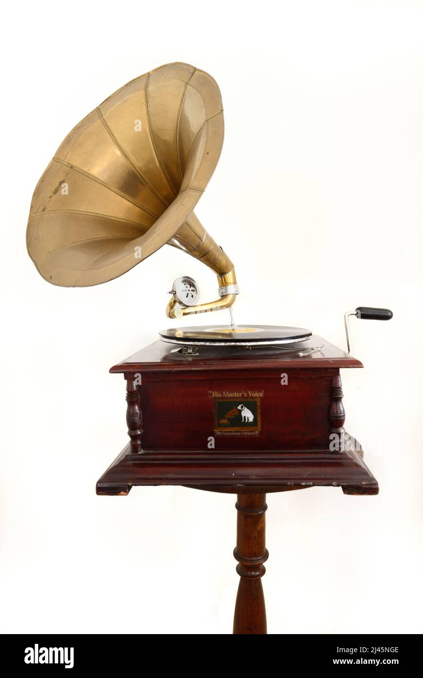 Antiguo, Vintage, Antique o Gramófono de principios de c20th producido por The Gramophone Company Limited, alias Su voz de maestro (HMV) sobre fondo blanco Foto de stock