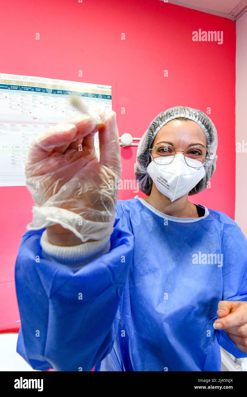 Brote de coronavirus, Covid-19: Prueba de antígeno en una farmacia de Pont-de-l'Arche (norte de Francia) el 02 de diciembre de 2021 Foto de stock