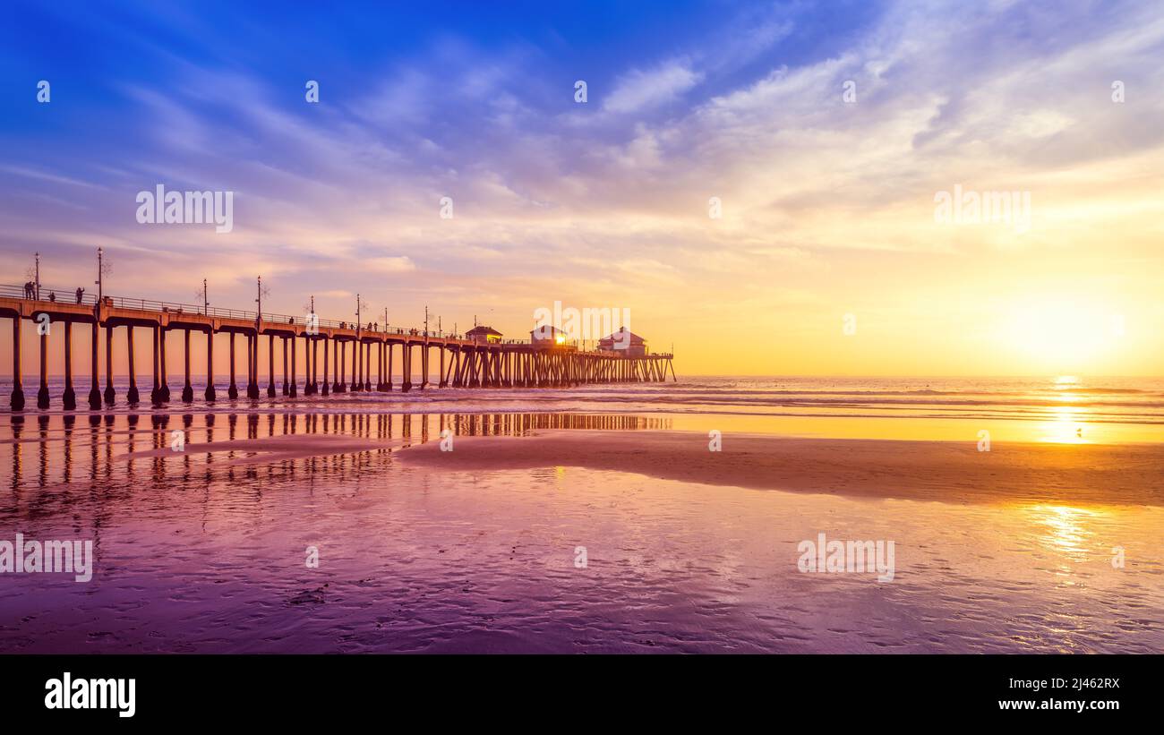 el muelle de la playa de huntington durante la puesta de sol, california Foto de stock
