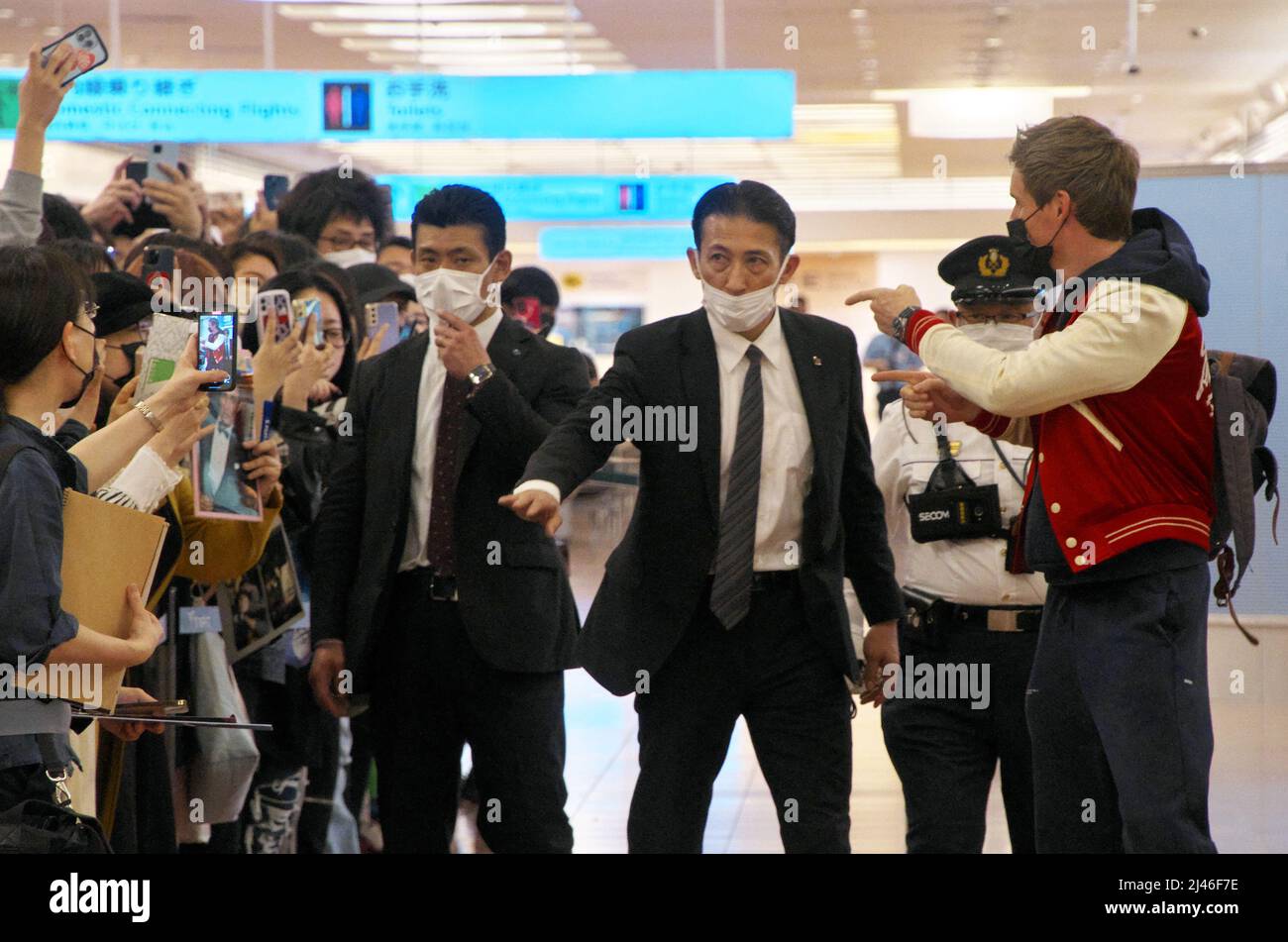 Tokio, Japón. 12th de Abr de 2022. El actor Eddie Redmayne llega al Aeropuerto Internacional de Tokio para promocionar su película 'Fantastic Bestis:The Secrets of Dumbledore' en Tokio, Japón, el martes 12 de abril de 2022. Foto por Keizo Mori/UPI Crédito: UPI/Alamy Live News Foto de stock