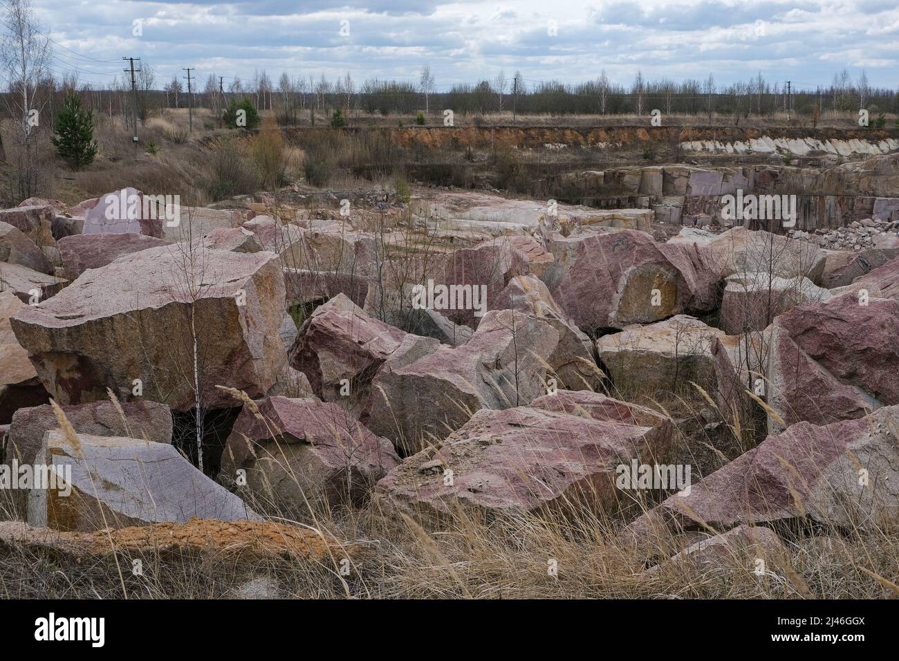 Cantera con minería y producción de piedra. Foto de stock