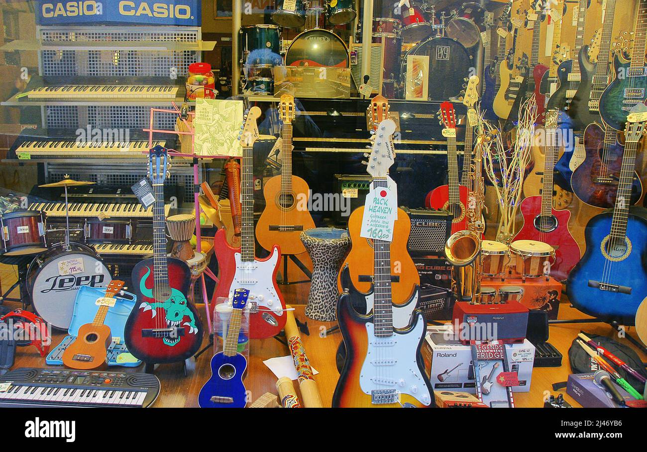 Escaparate de instrumentos musicales de una tienda de música en Tarrasa,  Catalunya, España, Europa Fotografía de stock - Alamy