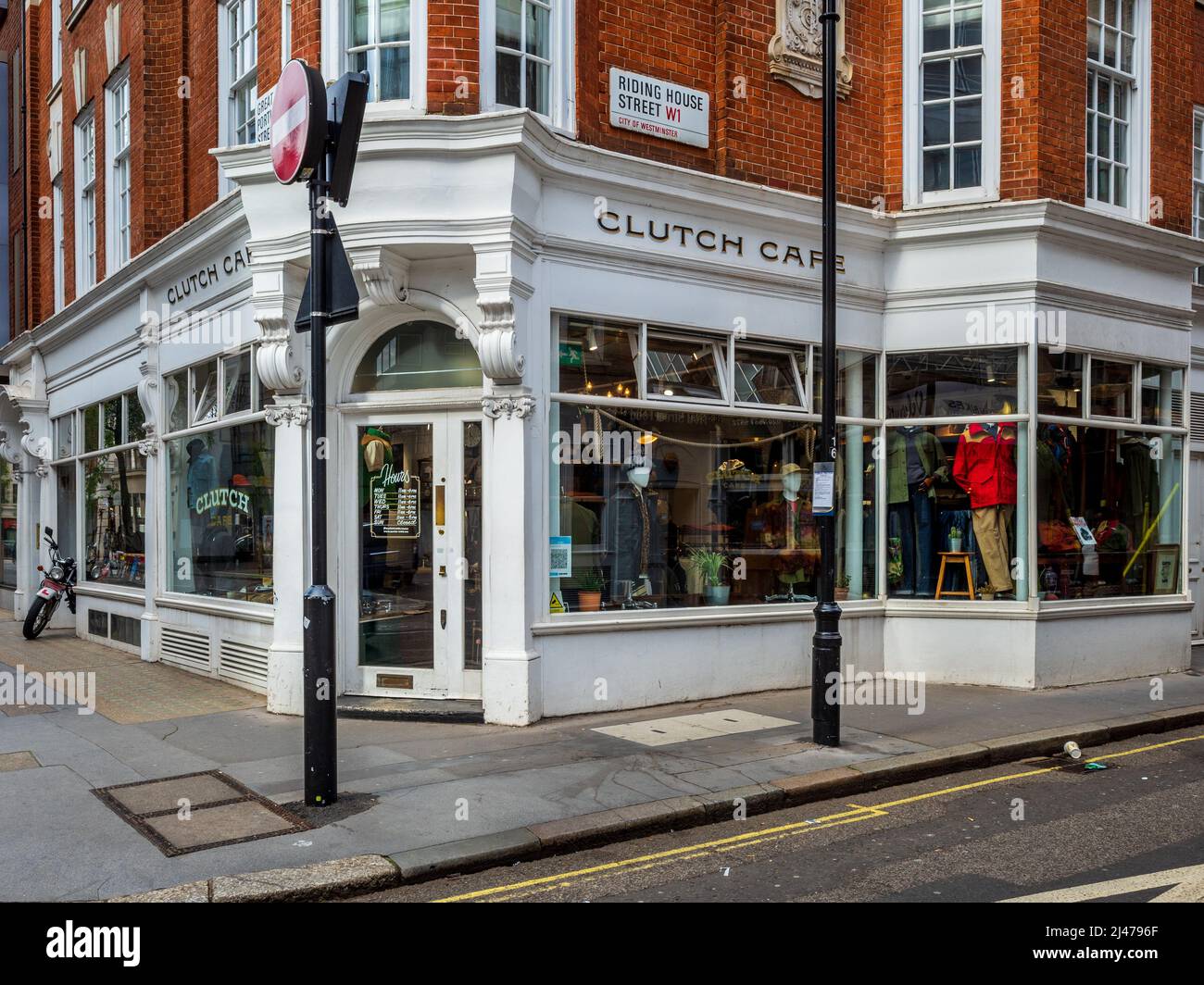 Clutch Cafe London - Tienda de ropa que vende marcas japonesas y ropa de estilo urbano - Tienda insignia de Londres ubicada en 78-80 Great Portland St. Foto de stock