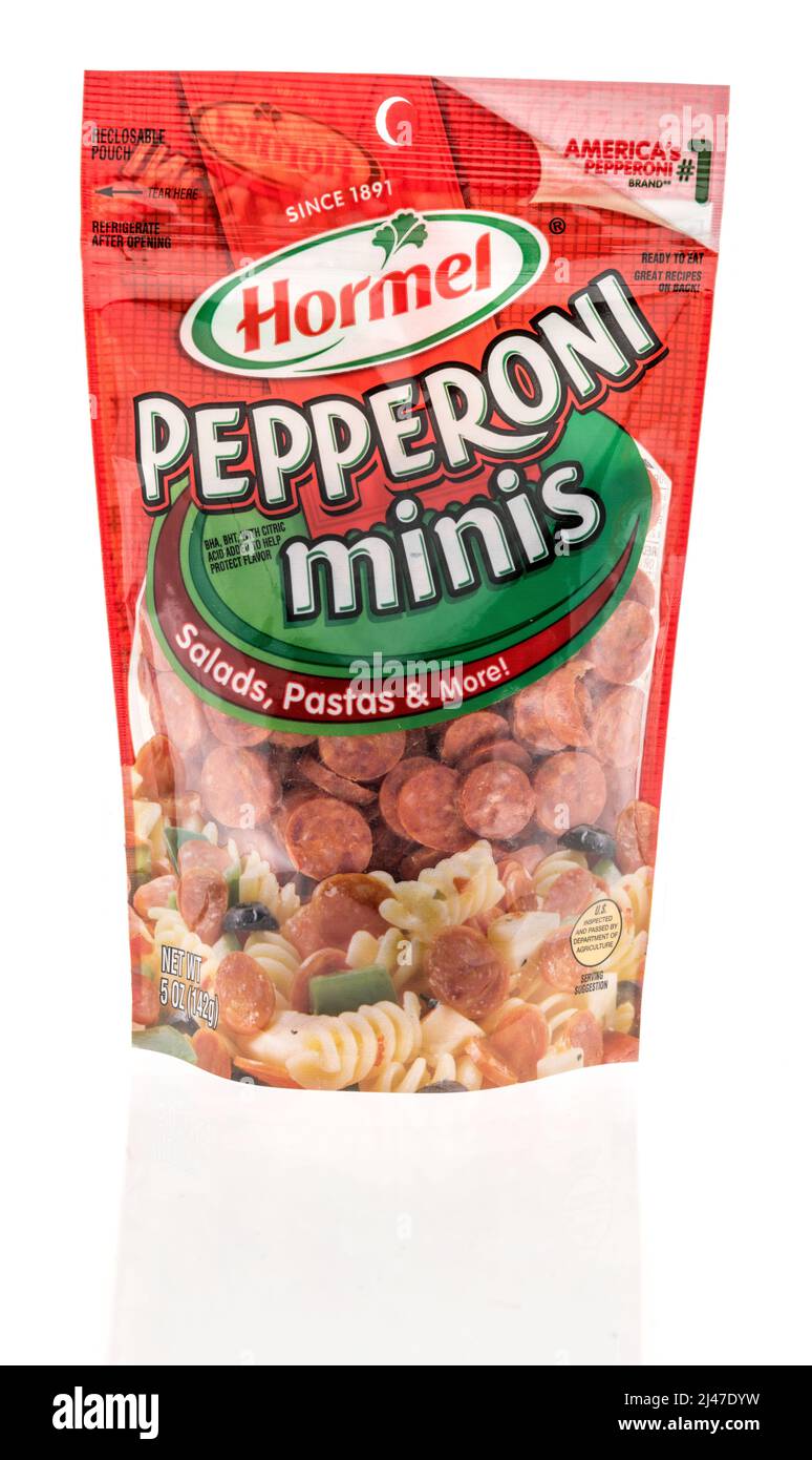 Winneconne, WI -2 de abril de 2022: Un paquete de pepperoni minis de Hormel sobre un fondo aislado Foto de stock