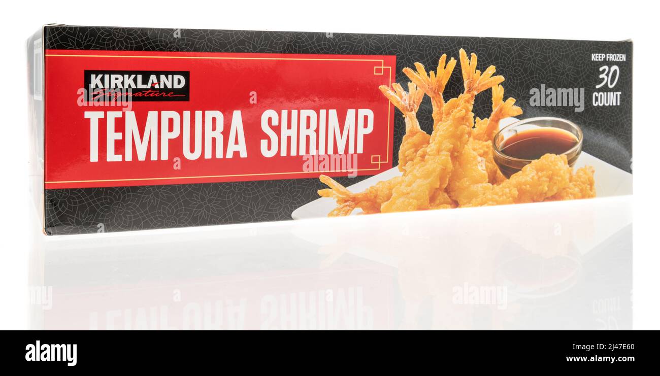 Winneconne, WI -10 de abril de 2022: Un paquete de camarón tempura de la firma Kirkland sobre un fondo aislado Foto de stock