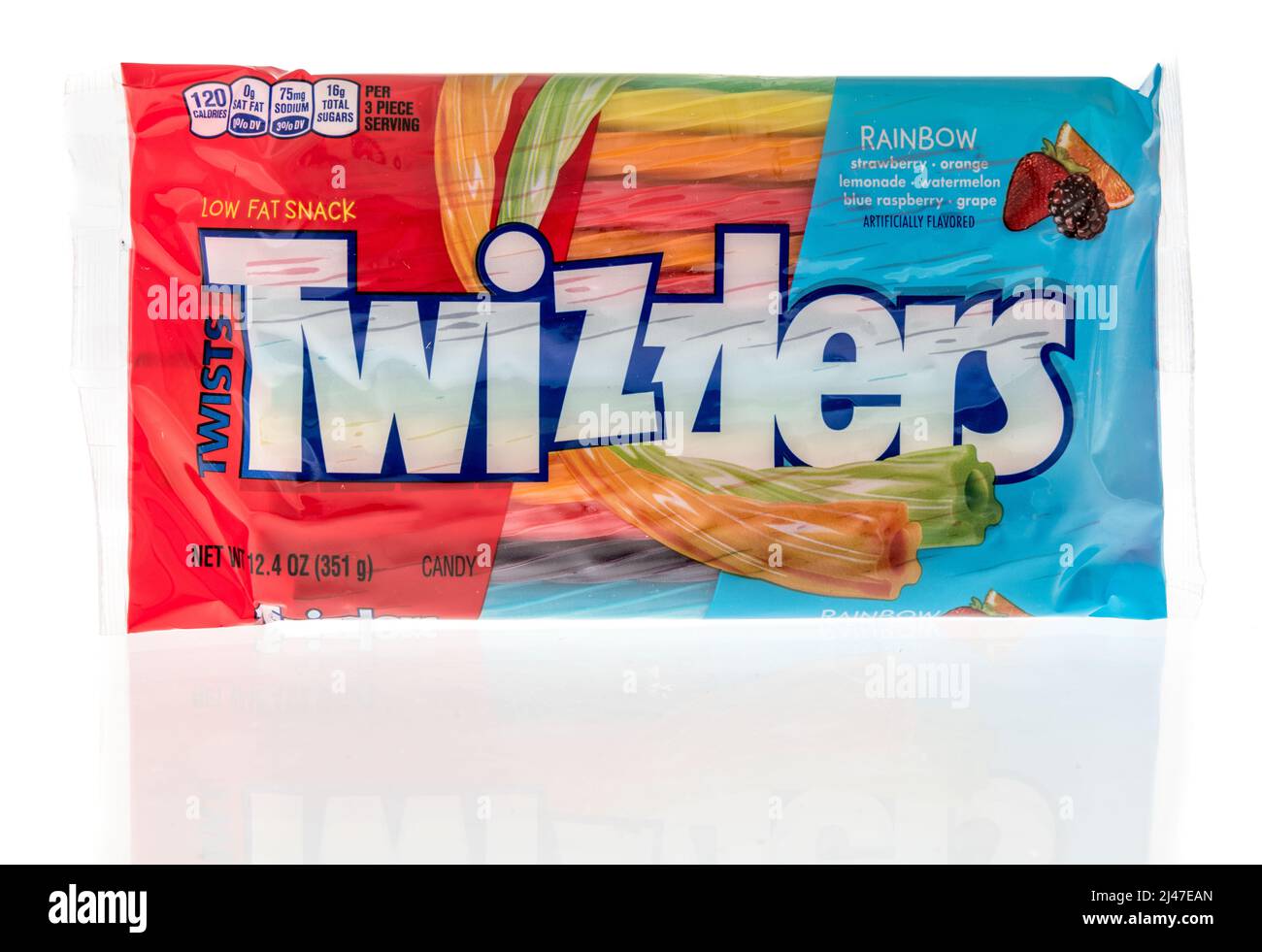 Winneconne, WI -10 de abril de 2022: Un paquete de Twizzlers gira caramelo arco iris sobre un fondo aislado Foto de stock