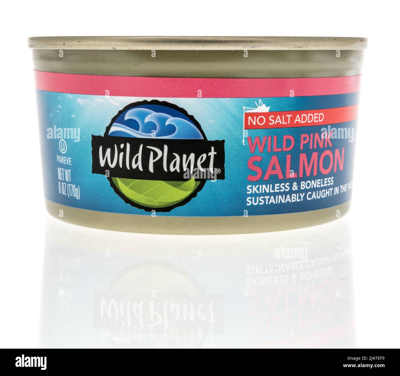 Winneconne, WI -10 de abril de 2022: Una lata de salmón salvaje rosa del planeta salvaje sobre un fondo aislado Foto de stock