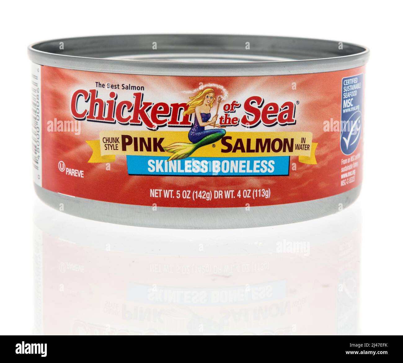 Winnectonne, WI -10 de abril de 2022: Una lata de pollo del salmón rosa marino sobre un fondo aislado Foto de stock