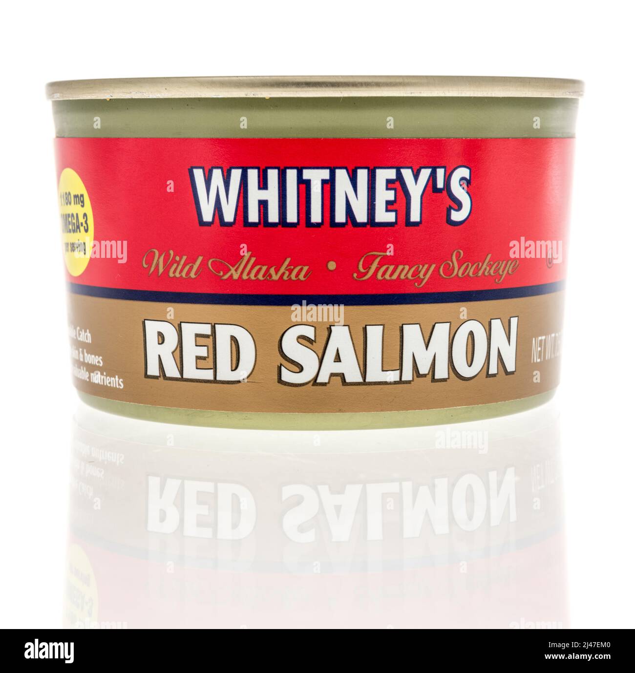Winneconne, WI -10 de abril de 2022: Una lata de salmón rojo Whitneys sobre un fondo aislado Foto de stock